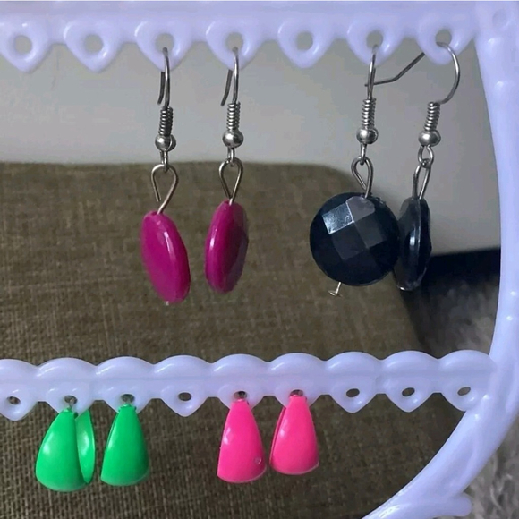 Lot of 12 Earrings 1980s-90's Colorful Hoops Huggies, Studs Fun Costume Jewelery - Picture 2 of 7